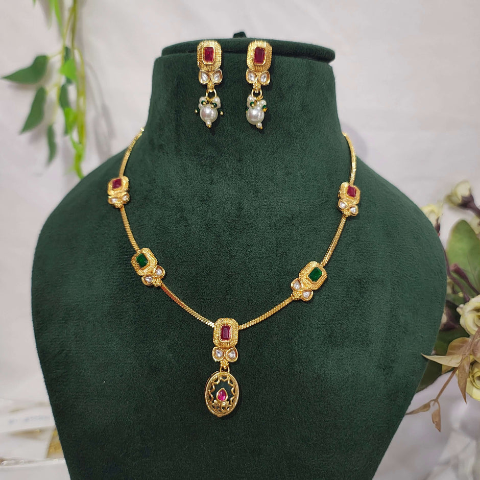 Hrida Minimal Statement Necklace Set