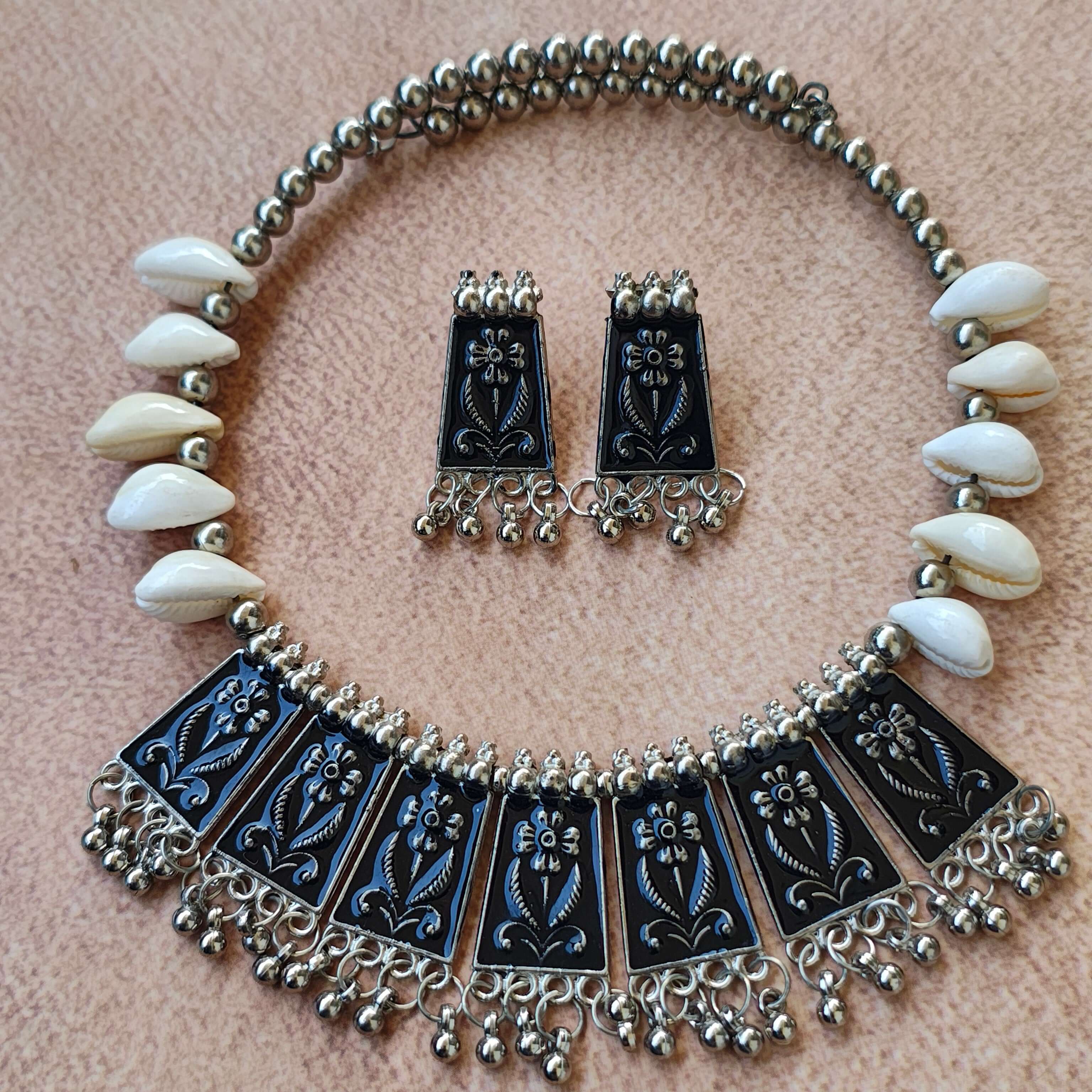 ISHITA KAUDI & GUNGROO SILVER OXIDIZED HASLI SET