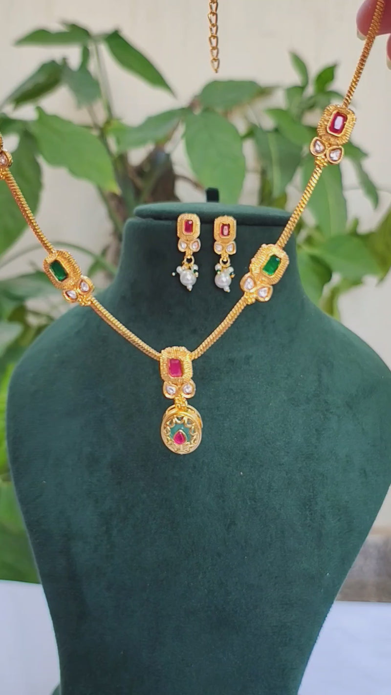 Hrida Minimal Statement Necklace Set